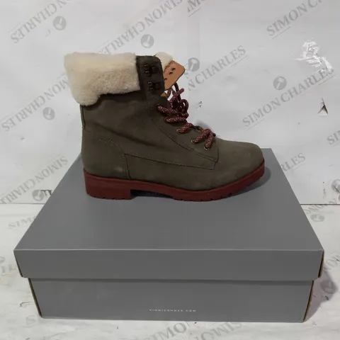 BOXED PAIR OF VIONIC FAUX FUR LINED SUEDE BOOTS IN OLIVE UK SIZE 7