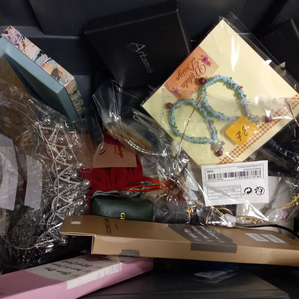 LARGE QUANTITY OF ASSORTED JEWELLERY TO INCLUDE: NECKLACES, RINGS, WATCHES AND EARRINGS