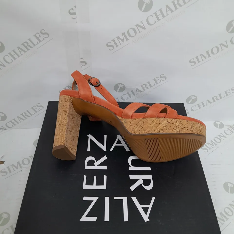BOXED PAIR OF ALIZER NATURE SIZE 6 HEELS IN ORANGE 