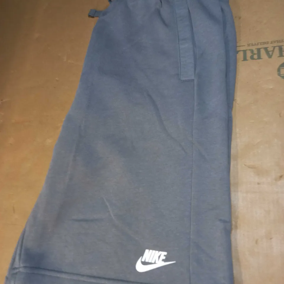 MENS STANDARD FIT NIKE SHORTS SIZE XL