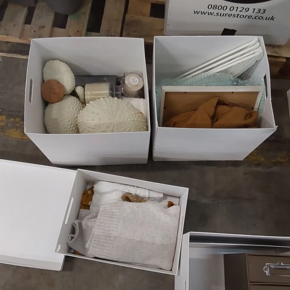 PALLET OF ASSORTED HOMEWARE SHOWROOM DECORATION FURNISHINGS INCLUDING: VASES, SCENTED CANDLES, SMALL MIRROR, CUSHIONS ECT