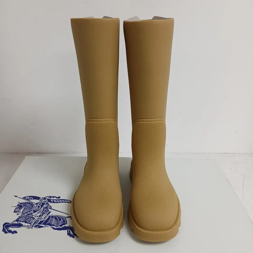 BURBERRY RUBBER KNEE-HIGH BOOTS – WOMEN’S TAN, EU 38 (UK 5)