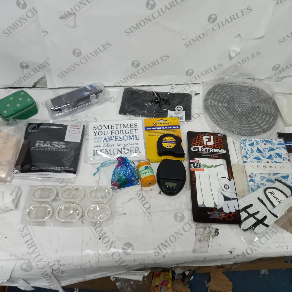 LOT OF APPROXIMATELY 15 ASSORTED HOUSEHOLD ITEMS TO INCLUDE FJ EXTREME GOLF GLOVES, STRING KIT, AND SWIMMING GOGGLES ETC. 
