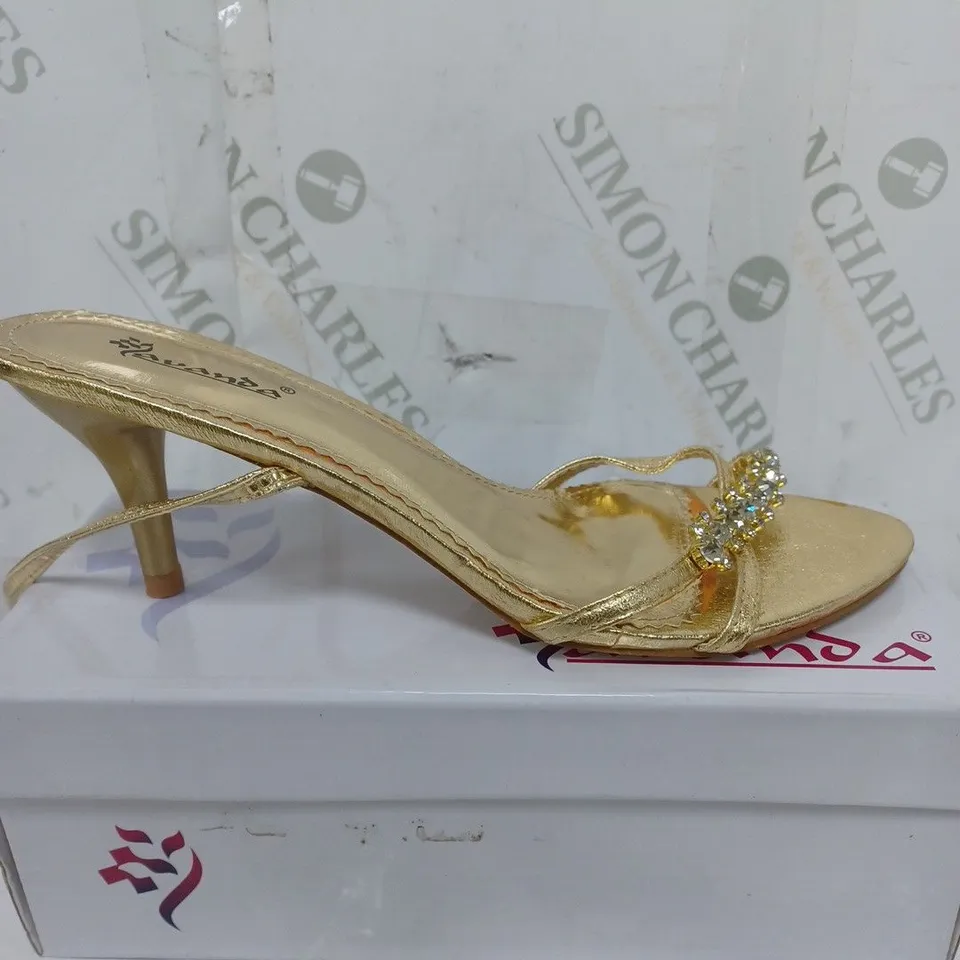 BOX OF APPROXIMATELY 10 ASSORTED SHOES TO INCLUDE LOW BLACK SHOES, GEM HEELS, GOLD LOW HEELS ETC