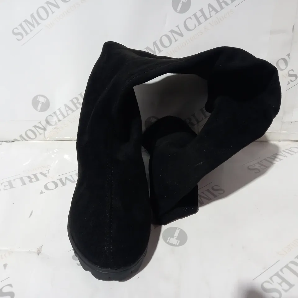 BOXED PAIR OF DESIGNER BLOCK HEEL KNEE HIGH BOOTS IN BLACK EU SIZE 36