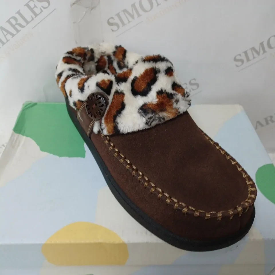 BOXED EARTH SLIPPERS SIZE 6