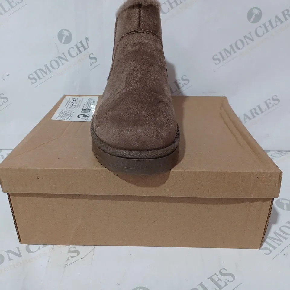 BOXED PAIR OF DESIGNER FAUX FUR LINED SHOES IN BROWN EU SIZE 39