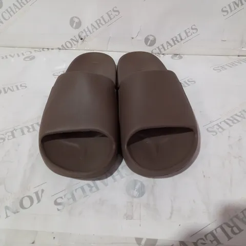 GYM SHARK REST DAY SLIDES BROWN SIZE 7