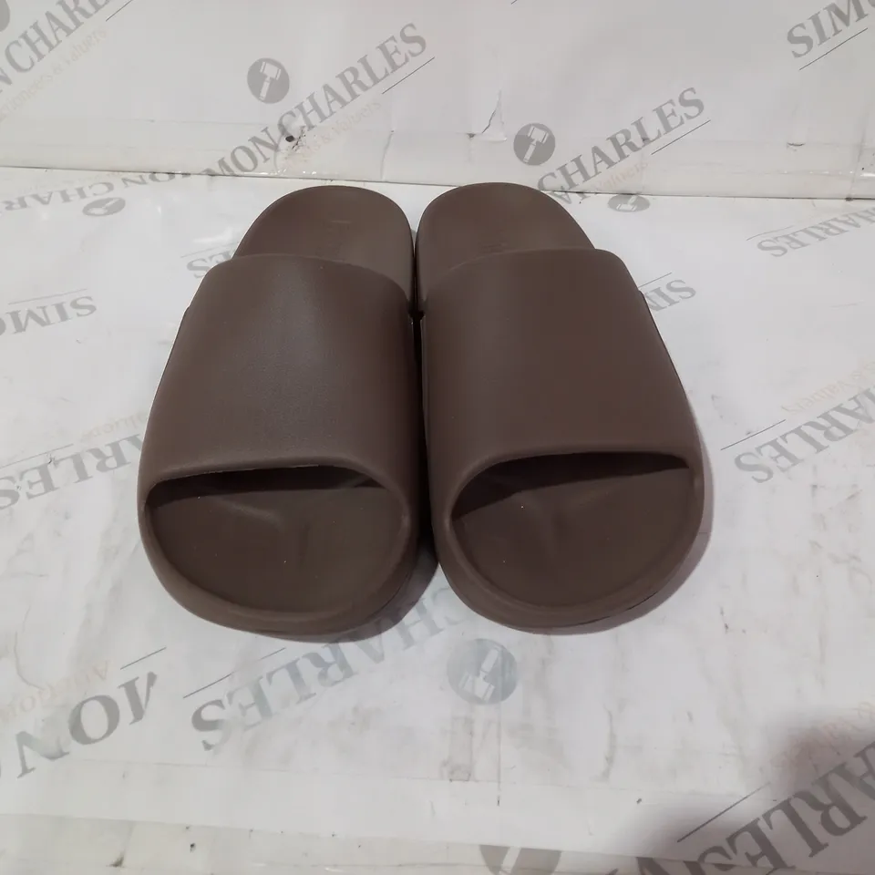 GYM SHARK REST DAY SLIDES BROWN SIZE 7