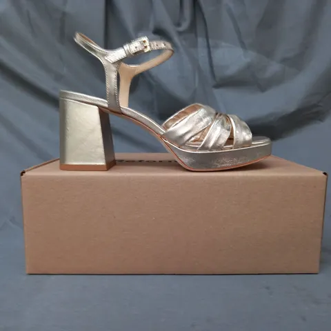 BOXED PAIR OF REFORMATION OPEN TOE MAIZE PLATFORM BLOCK HEEL SANDALS IN METALLIC GOLD SIZE 7