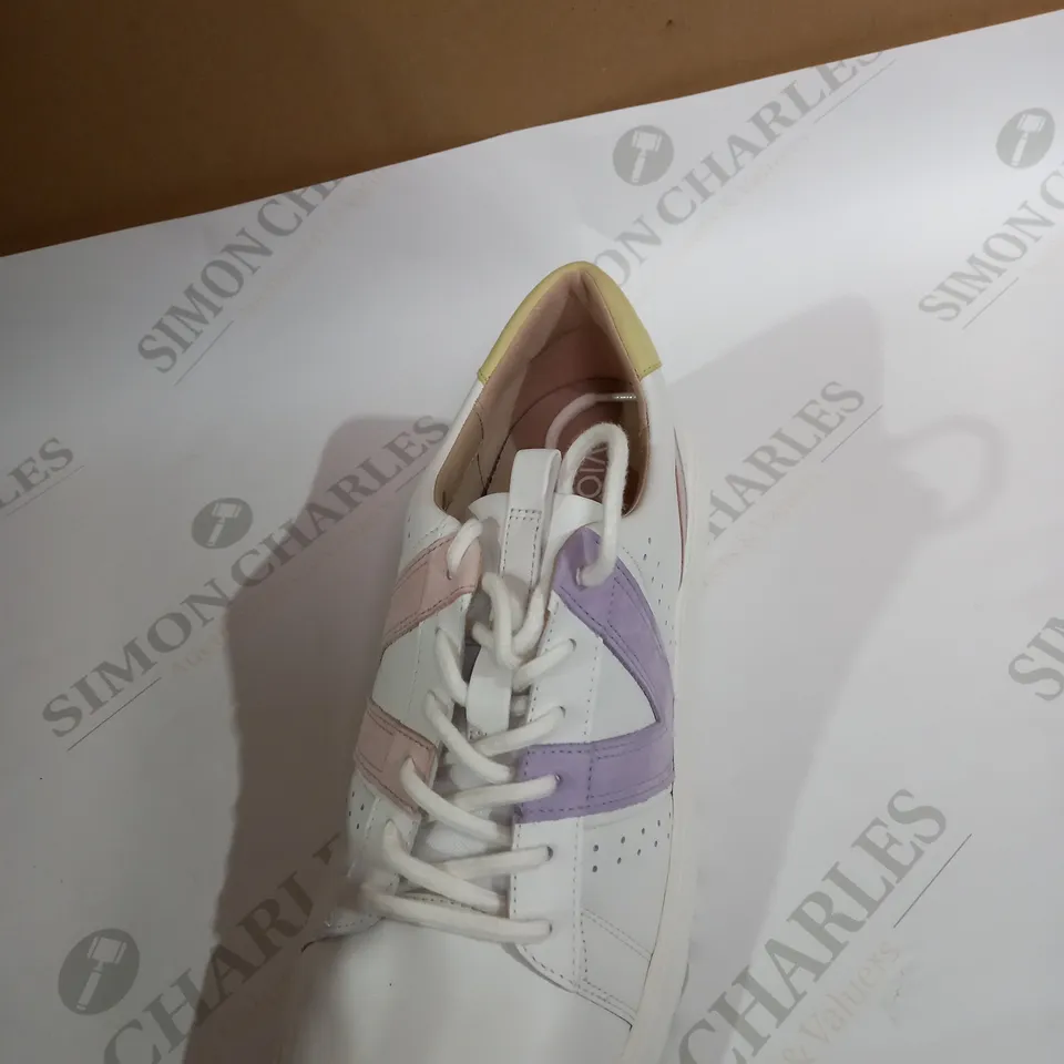 VIONIC WHITE SHOES SIZE 8  