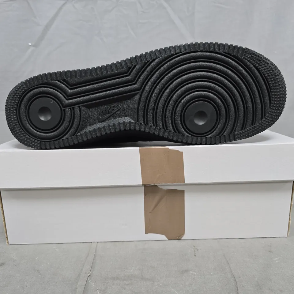 BOXED PAIR OF NIKE AIR FORCE 1 '07 SHOES IN BLACK SIZE UK 10.5