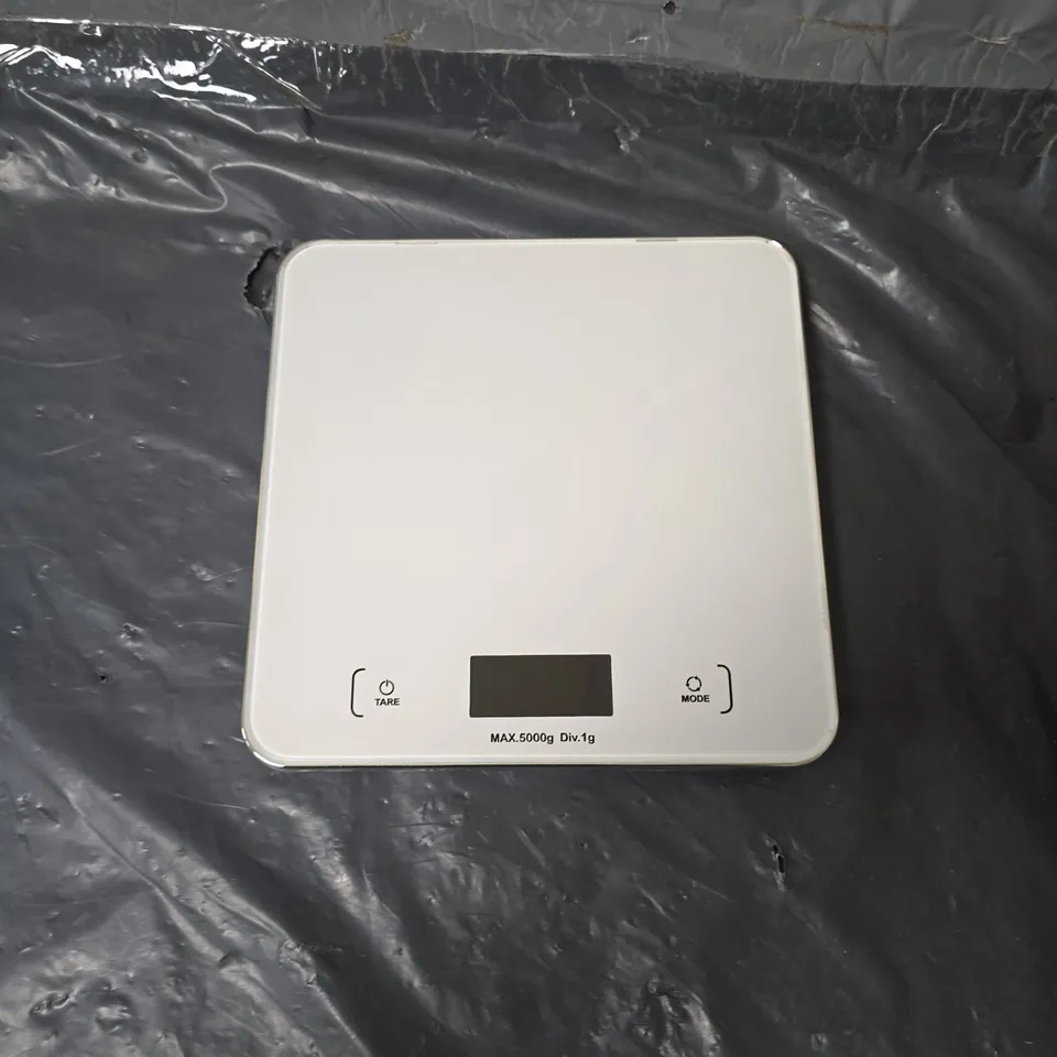 BOXED HOME DIGITAL KITCHEN SCALES IN WHITE