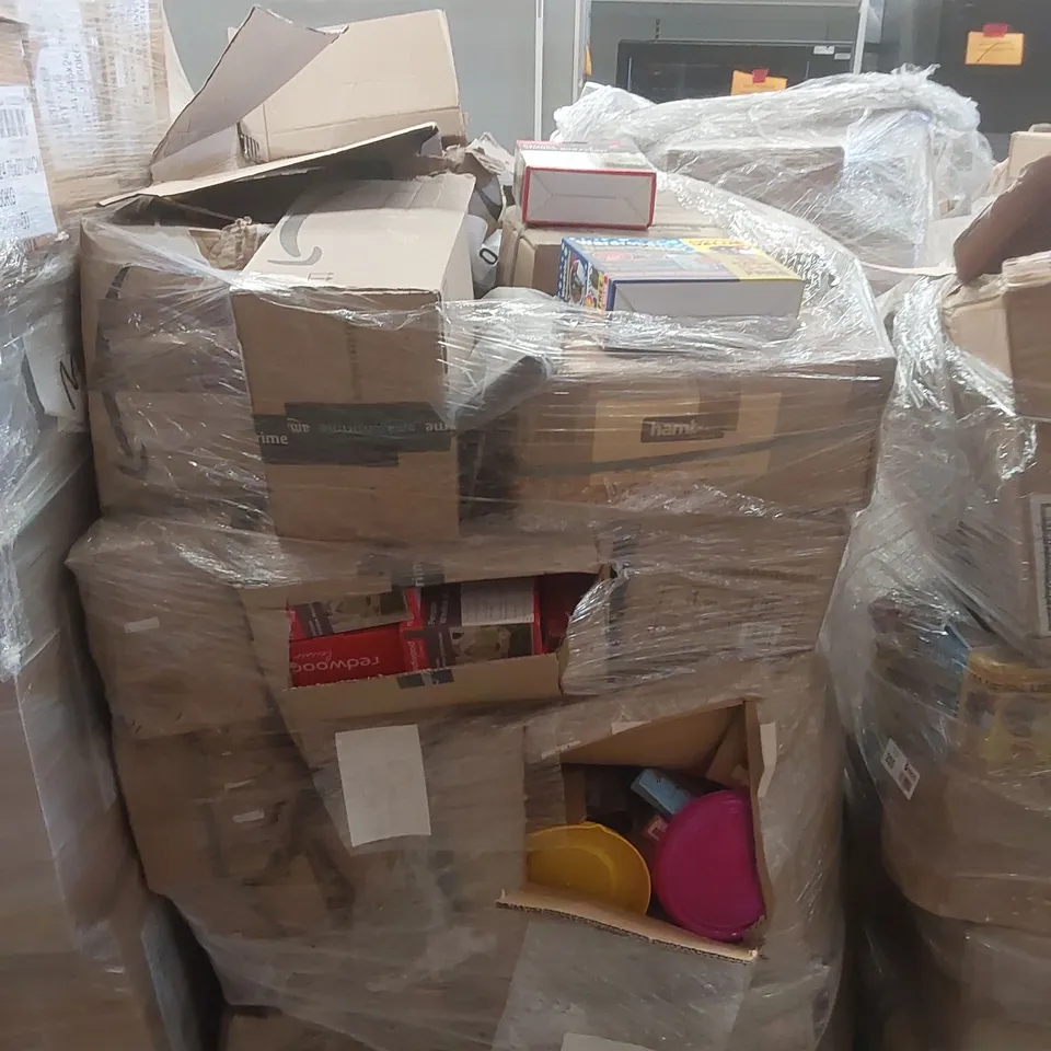PALLET TO CONTAINING A VERY LARGE QUANTITY OF ASSORTED ITEMS INCLUDING: WARDROBE DEHUMIDIFIER, WINDOW BIRD FEEDERS, WATERPROOF PICNIC RUGS ECT