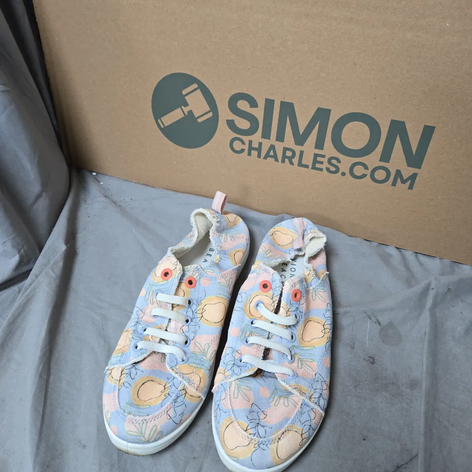 BOX OF ASSORTED CLOTHING ITEMS INCLUDING LIGHT BLUE ZIPPERED BAG ACCESSORY + PASTEL PATTERNED TRAINERS