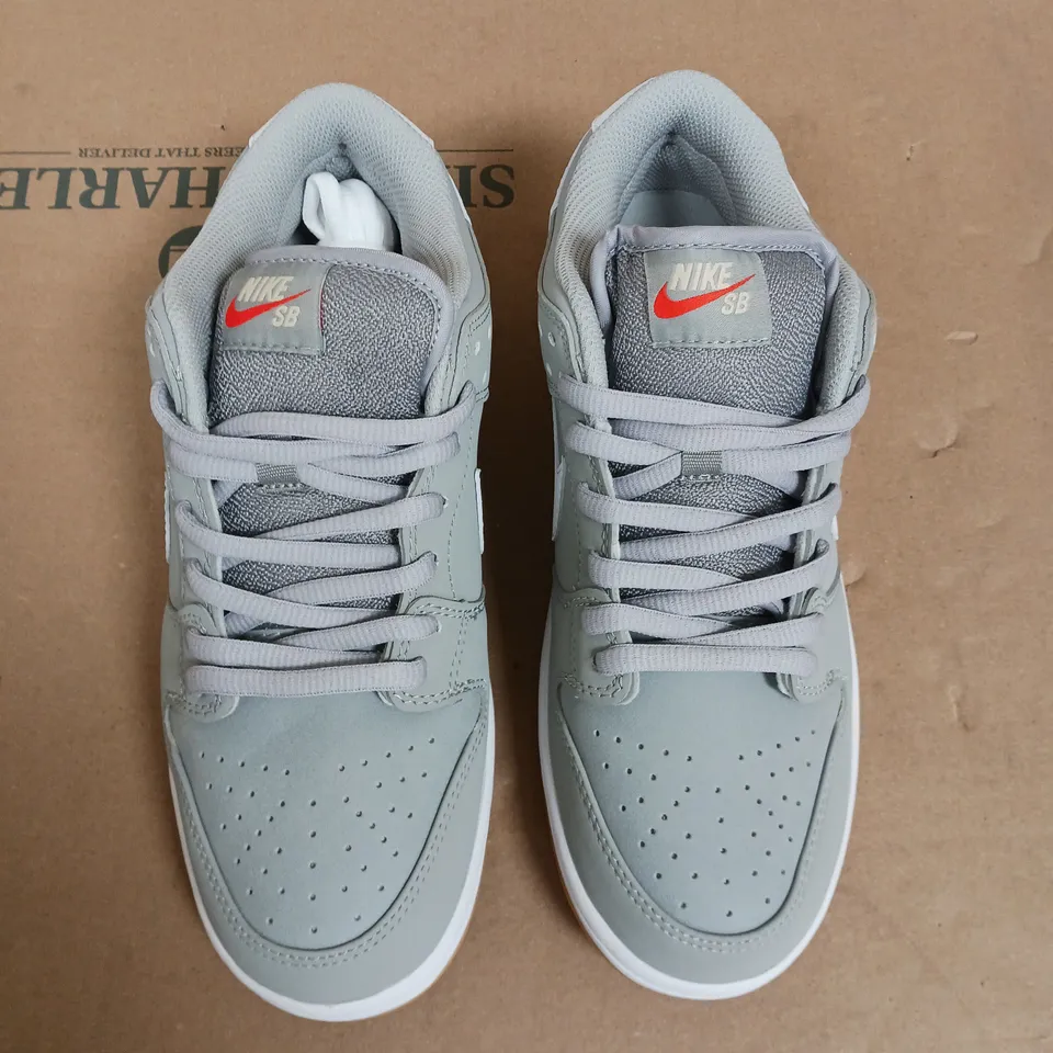 PAIR OF NIKE SB TRAINERS IN GREY - UK 7