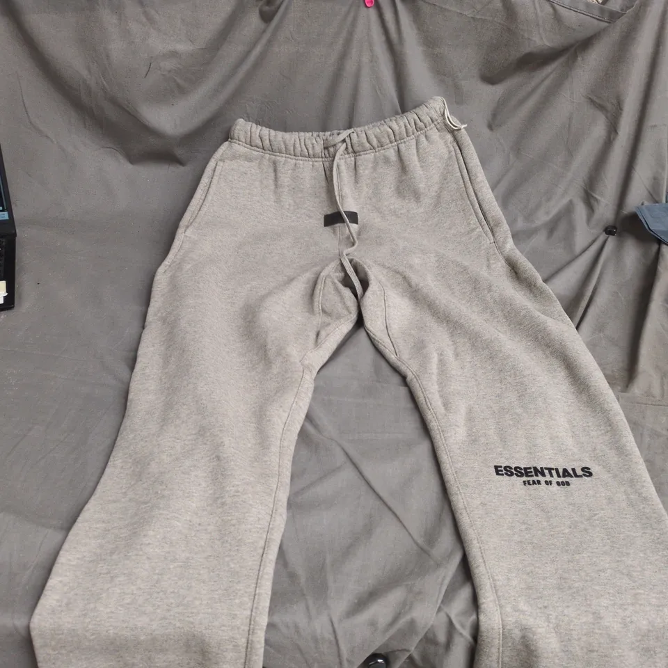 ESSENTIALS FEAR OF GOD SWEATPANTS – GREY, UK M