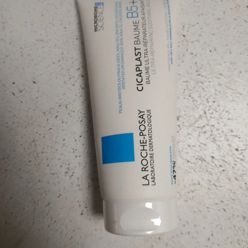 TOTE OF APPROXIMATELY 16 ASSORTED HEALTH AND BEAUTY ITEMS TO INCLUDE: LA ROCHE POSAY SOOTHING BALM 