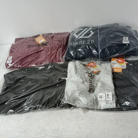 APPROXIMATELY 21 ASSORTED BRAND NEW REGATTA CLOTHING ITEMS IN VARIOUS SIZES, STYLES & COLOURS TO INCLUDE CHASKA ZO TRS III, ROVING III JACKET, TORREK BAFFLE JACKET, ETC