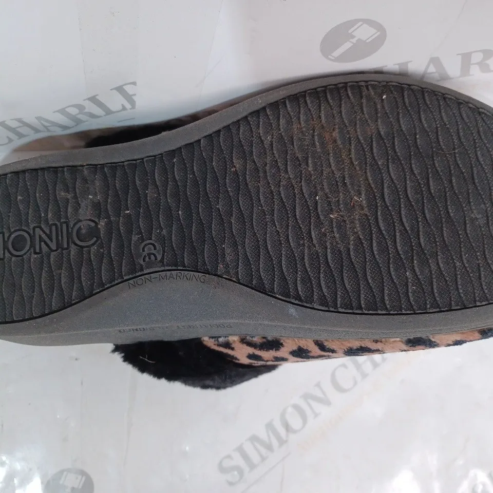 BOXED PAIR OF VIONIC MARIEL SLIPPERS IN LEOPARD PRINT SIZE 6