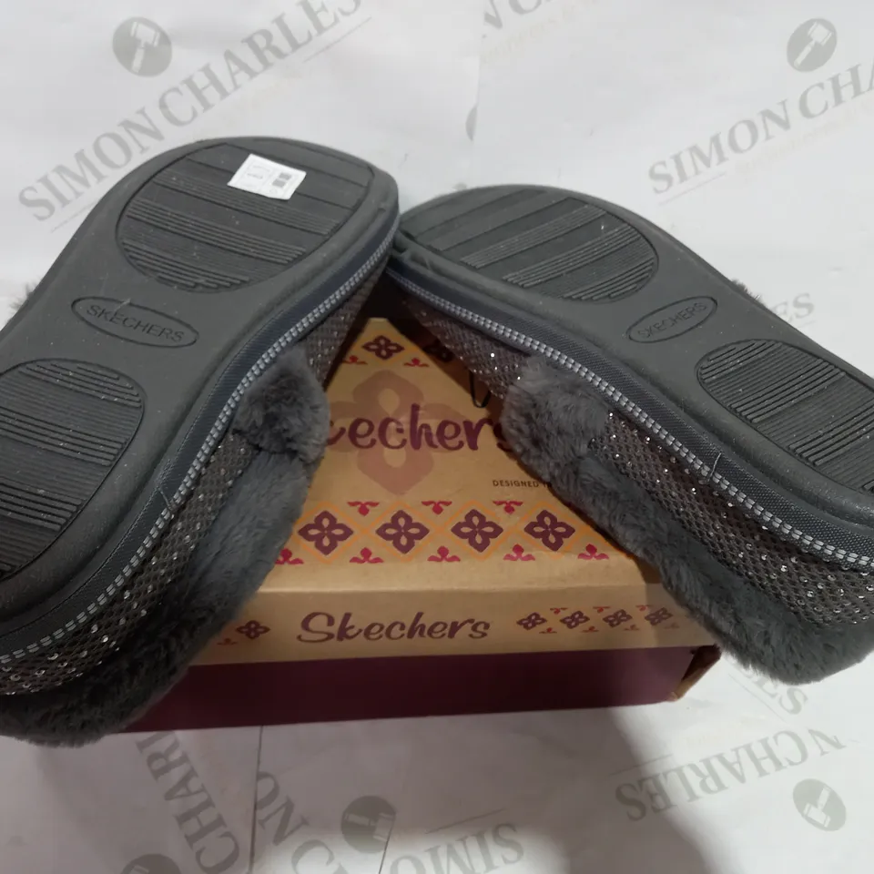 BOXED PAIR OF SKECHERS CHARCOAL COSY SLIPPERS - SIZE 8