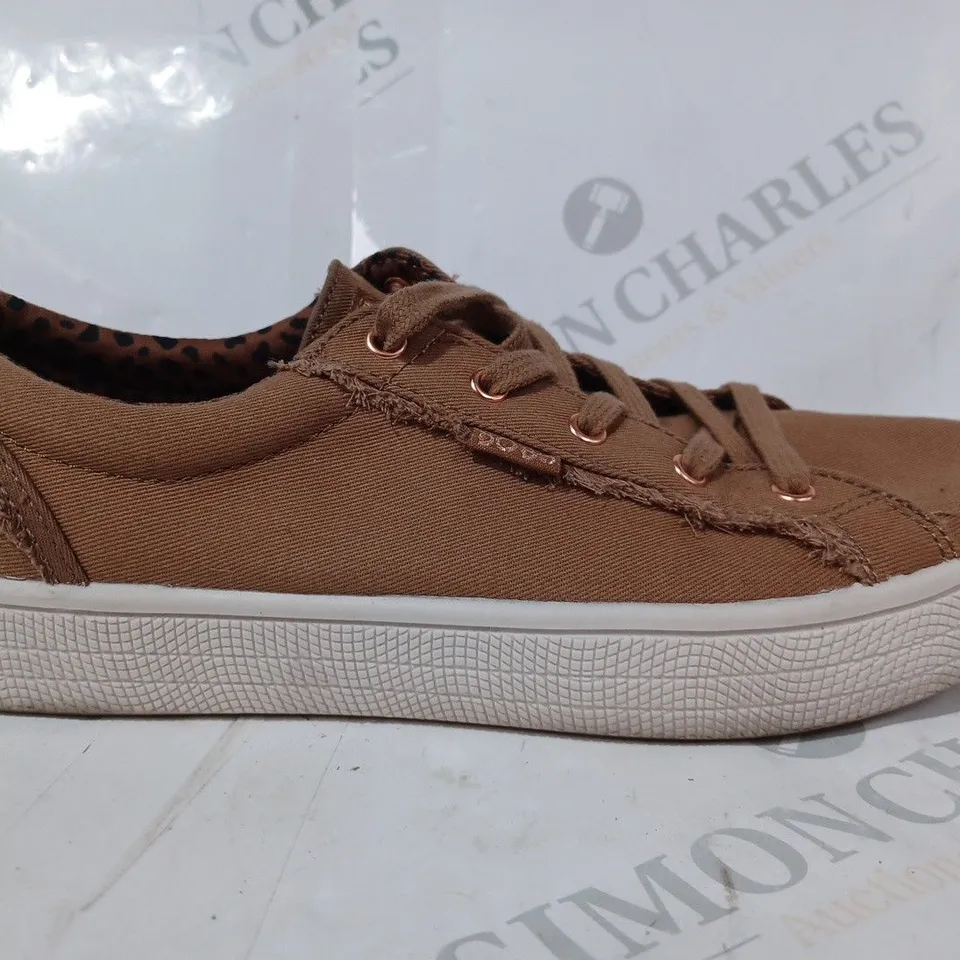 PAIR OF BOBS FROM SKECHERS MEMORY FOA LACE P TRAINERS IN TAN SIZE 6