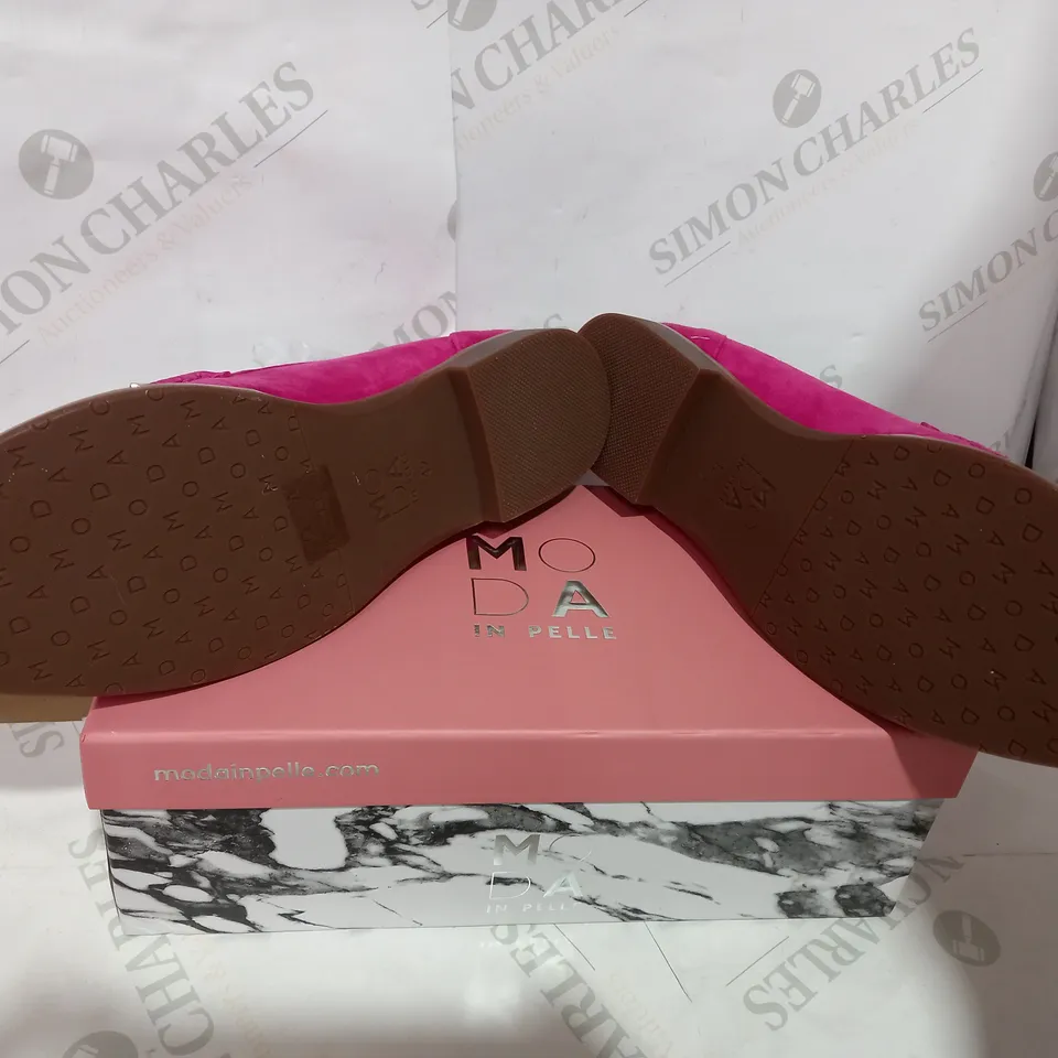 BOXED PAIR OF MODA HOT PINK TASSEL LOAFER  - SIZE 9
