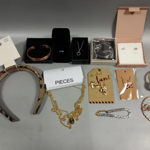 APPROXIMATELY 30 ASSORTED JEWELLERY PRODUCTS IN VARIOUS STYLES TO INCLUDE BRACELETS, EARRINGS, NECKLACES ETC