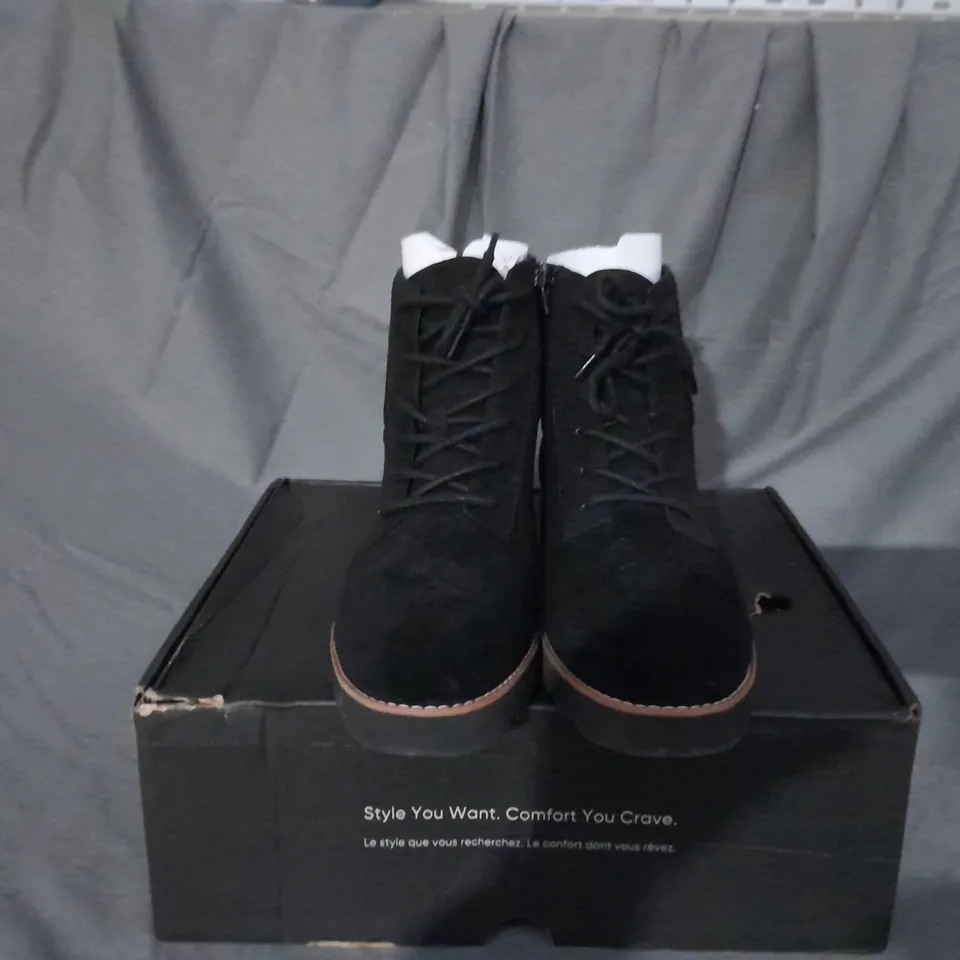 BOXED PAIR OF VIONIC LARSON LACE UP BOOTS IN BLACK SIZE 7 