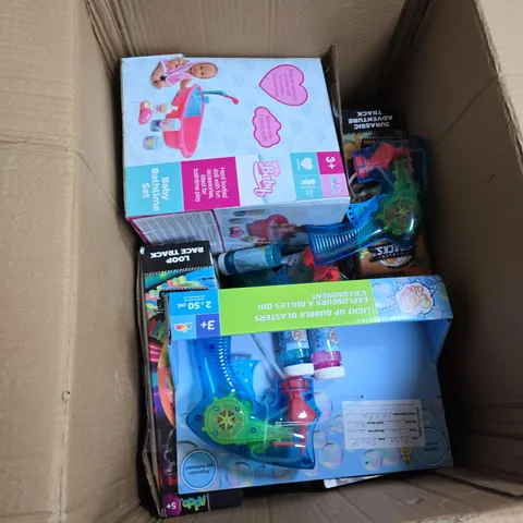 BOX OF APPROXIMATELY 8 ASSORTED TOYS INCLUDING BABY BATHTIME SET AND LOOP RACE TRACK