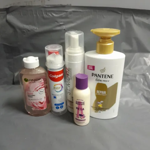 APPROXIMATELY 20 ASSORTED HEALTH & BEAUTY ITEMS TO INCLUDE - COLGATE TOOTHPASTE, GARNIER TONER AND AUSSIE MEGA CONDITIONER
