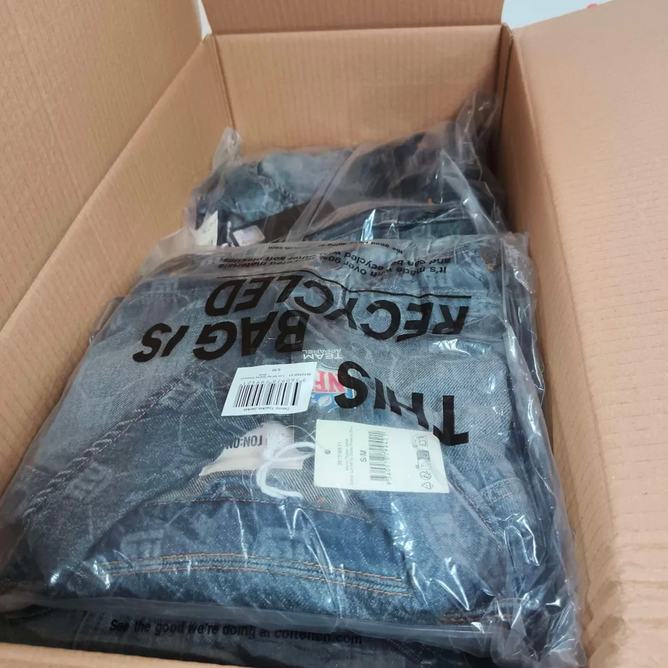 BOX OF APPROXIMATELY 12 ASSORTED CLOTHING ITEMS TO INCLUDE NFL NY GIANTS JACKET, 1/4 ZIP TEDDY FLEECE ETC