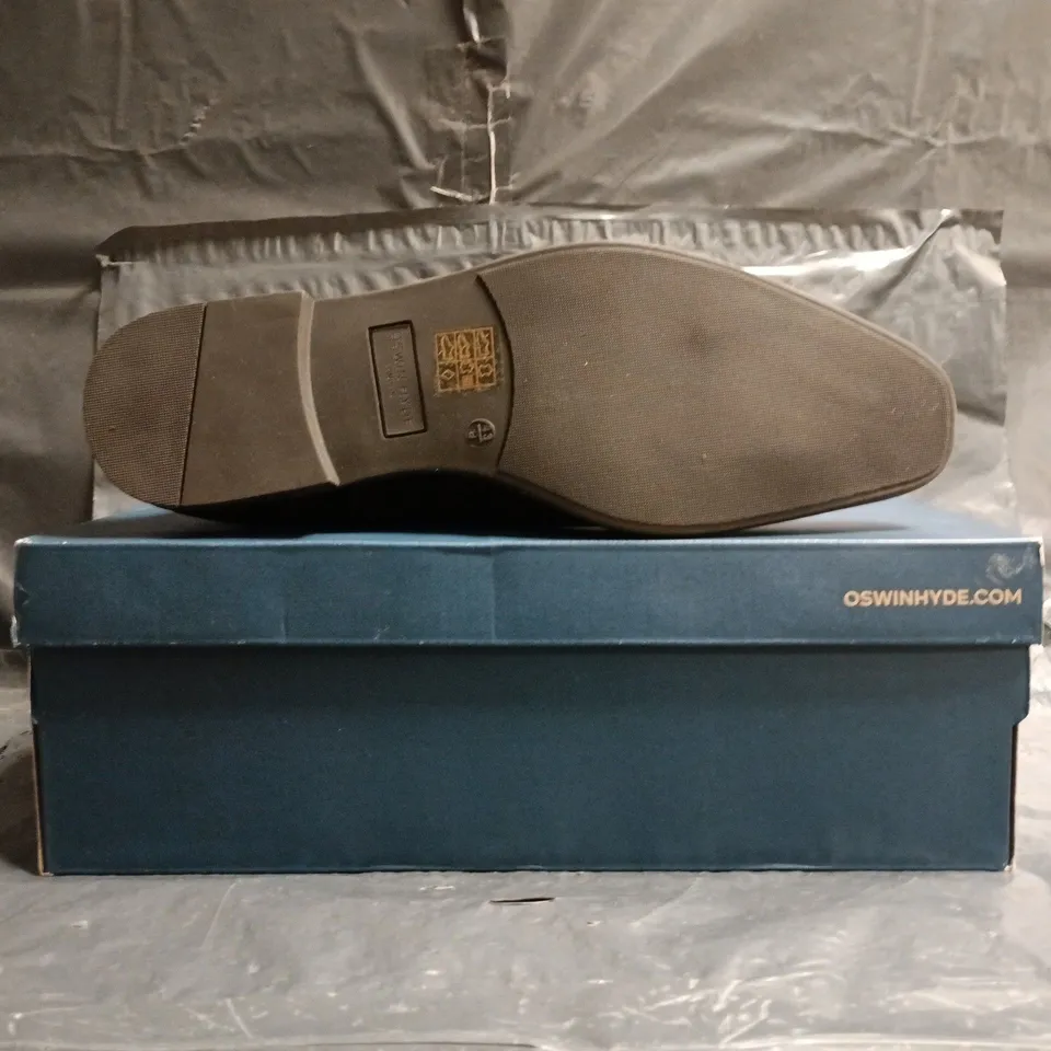 BOXED PAIR OF OSWIN HYDE CHELSEA BOOTS IN BROWN SUEDE SIZE EU 43