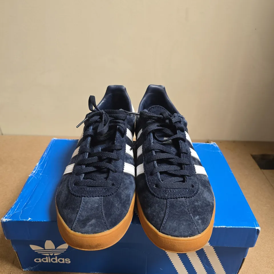BOXED PAIR OF ADIDAS BROOMFIELD NAVY SUEDE SNEAKERS – UK SIZE 8.5 