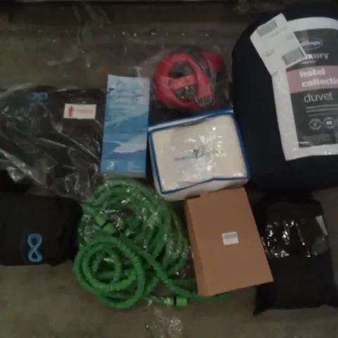 PALLET OF ASSORTED ITEMS INCLUDING SILENTNIGHT LUXURY DUVET, BAMBOO COOLING BLANKET, INFINITE SEAT CUSHION, EXPANDING HOSE, SPORTS MEDICA, MYTRA FUSION HEAD GUARD