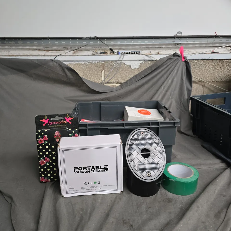 APPROXIMATLEY  10 ITEMS INCLUDING A PORTABLE VACUUM CLEANER – BOXED, WITH ASSORTED ITEMS.