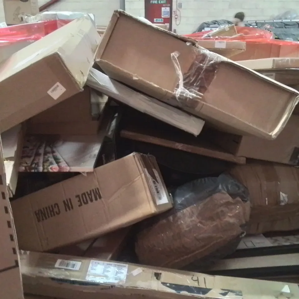 PALLET OF ASSORTED HOUSEHOLD GOODS AND PRODUCTS TO INCLUDE;CANVAS ART,GOLF PUTTING MAT,PICTURE FRAMES, ARTIFICIAL PLANT AND OTHER ASSORTED ITEMS...