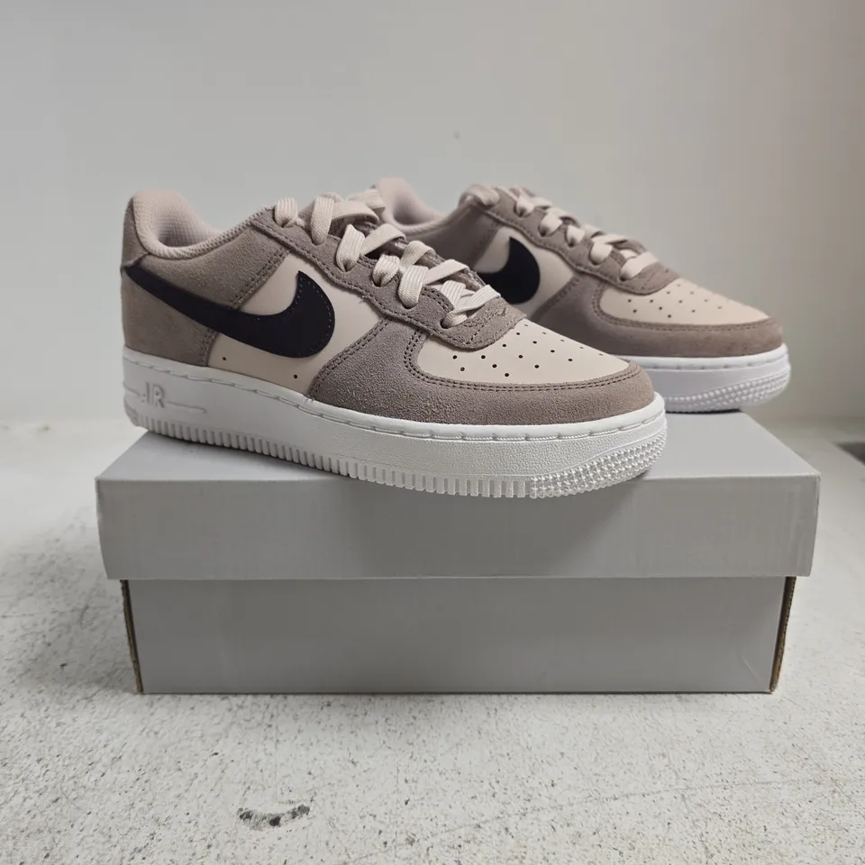 BOXED PAIR OF NIKE AIR FORCE 1 TRAINERS IN SILT RED/TAUPE HAZE SIZE UK 3.5