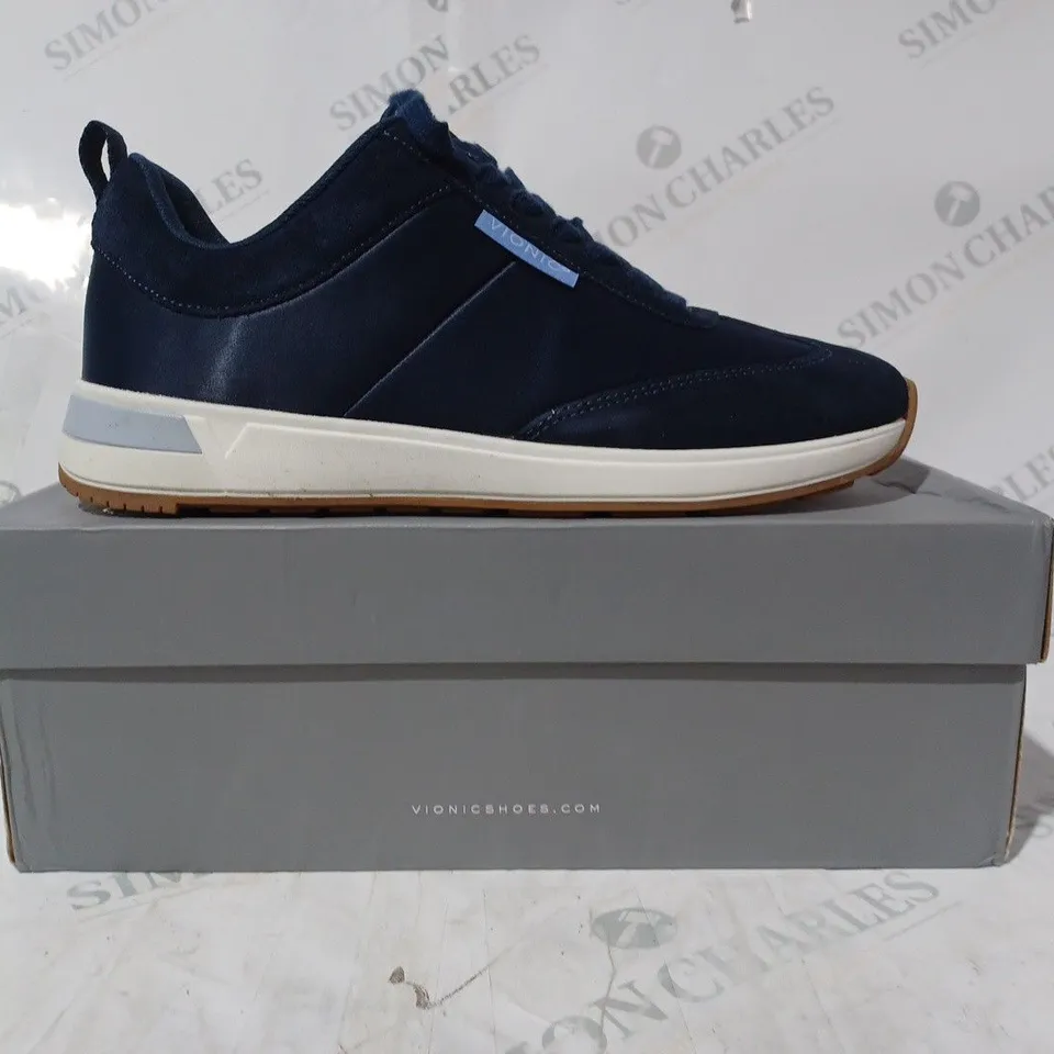 BOXED VIONIC TRAINERS IN NAVY SIZE 8