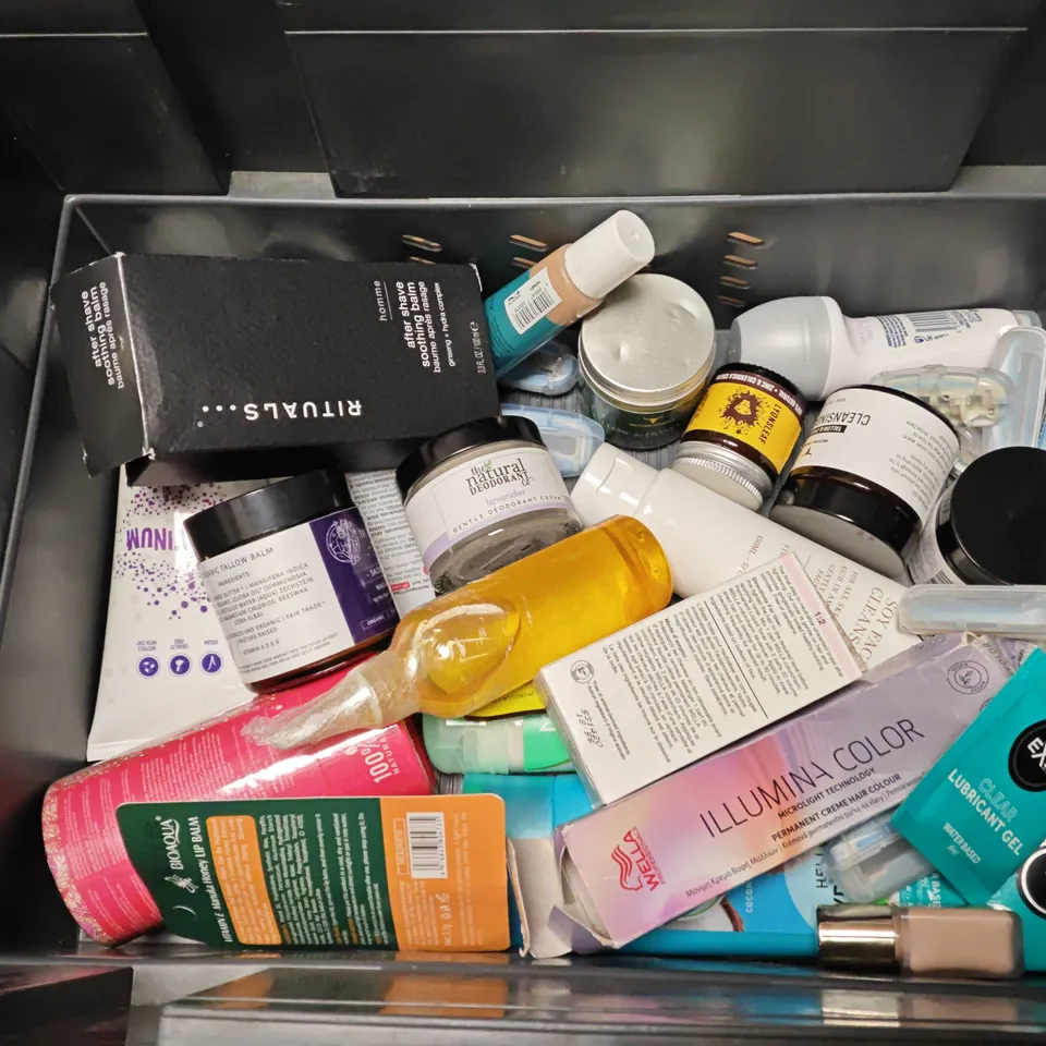LOT OF ASSORTED HEALTH AND BEAUTY ITEMS TO INCLUDE TED BAKER BODY WASH, CERA VE MOISTURISING GEL AND NATURAL CLEANING CLAY