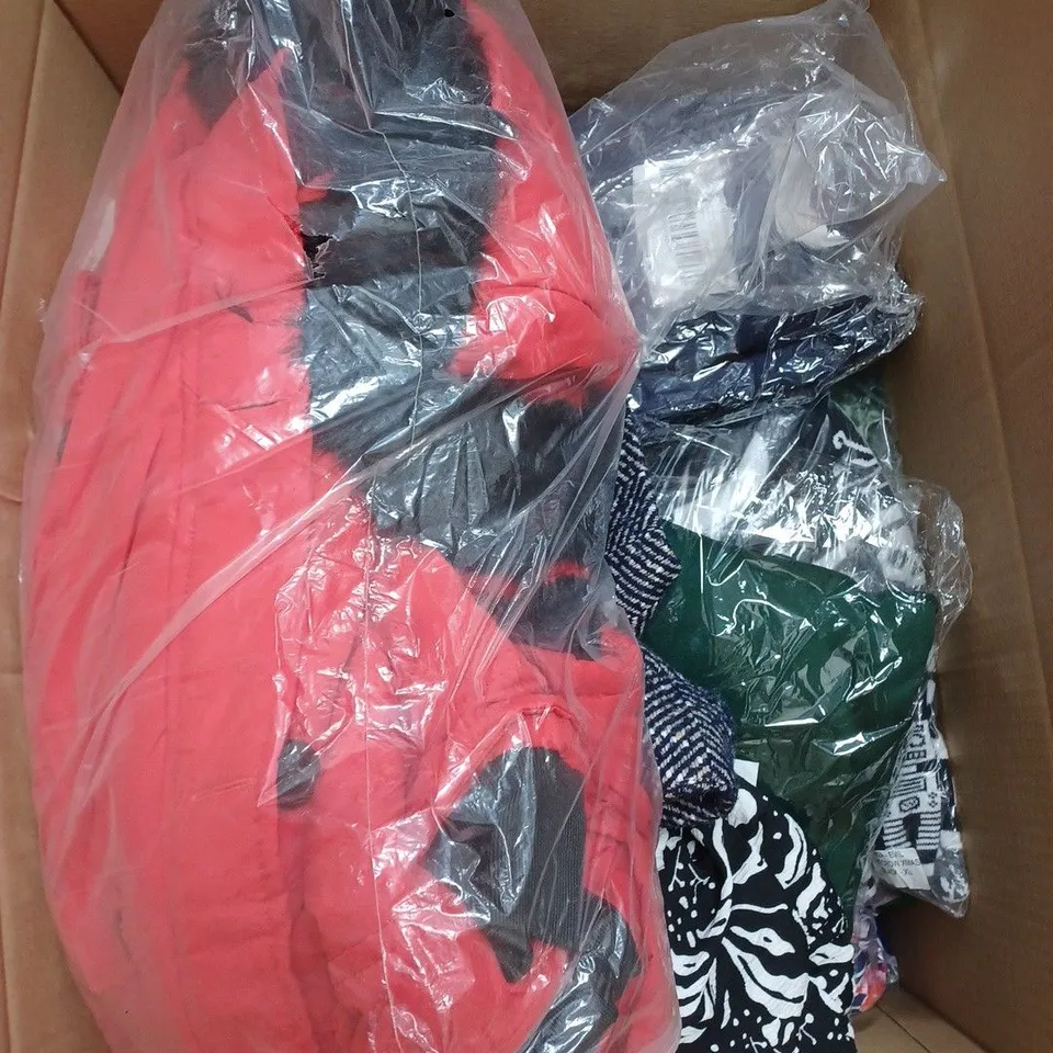 BOX OF APPROXIMATELY 25 ASSORTED CLOTHING ITEMS TO INCUDE - HAT , BAG , T-SHIRT ETC