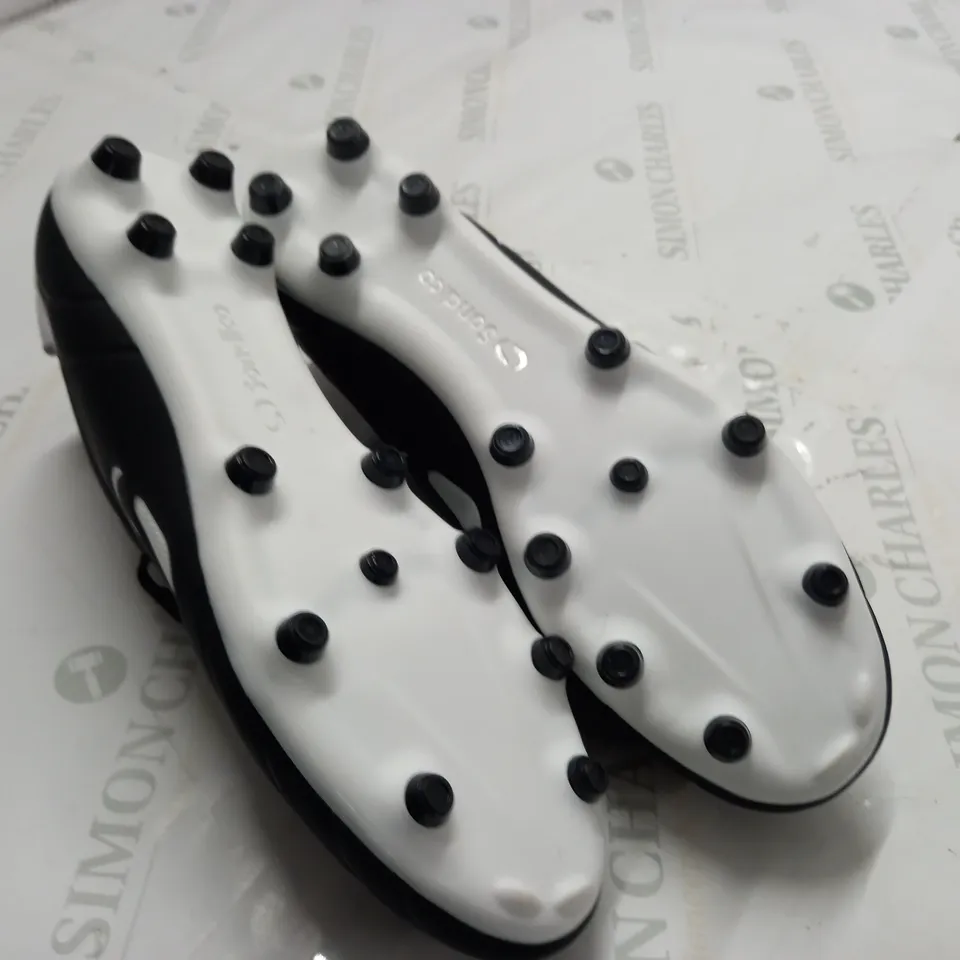 SONDICO BLACK FOOTBALL BOOTS - UK 11