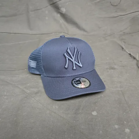NEW ERA NAVY BLUE ADJUSTABLE BASEBALL CAP WITH NY YANKEES LOGO – CHILD SIZE