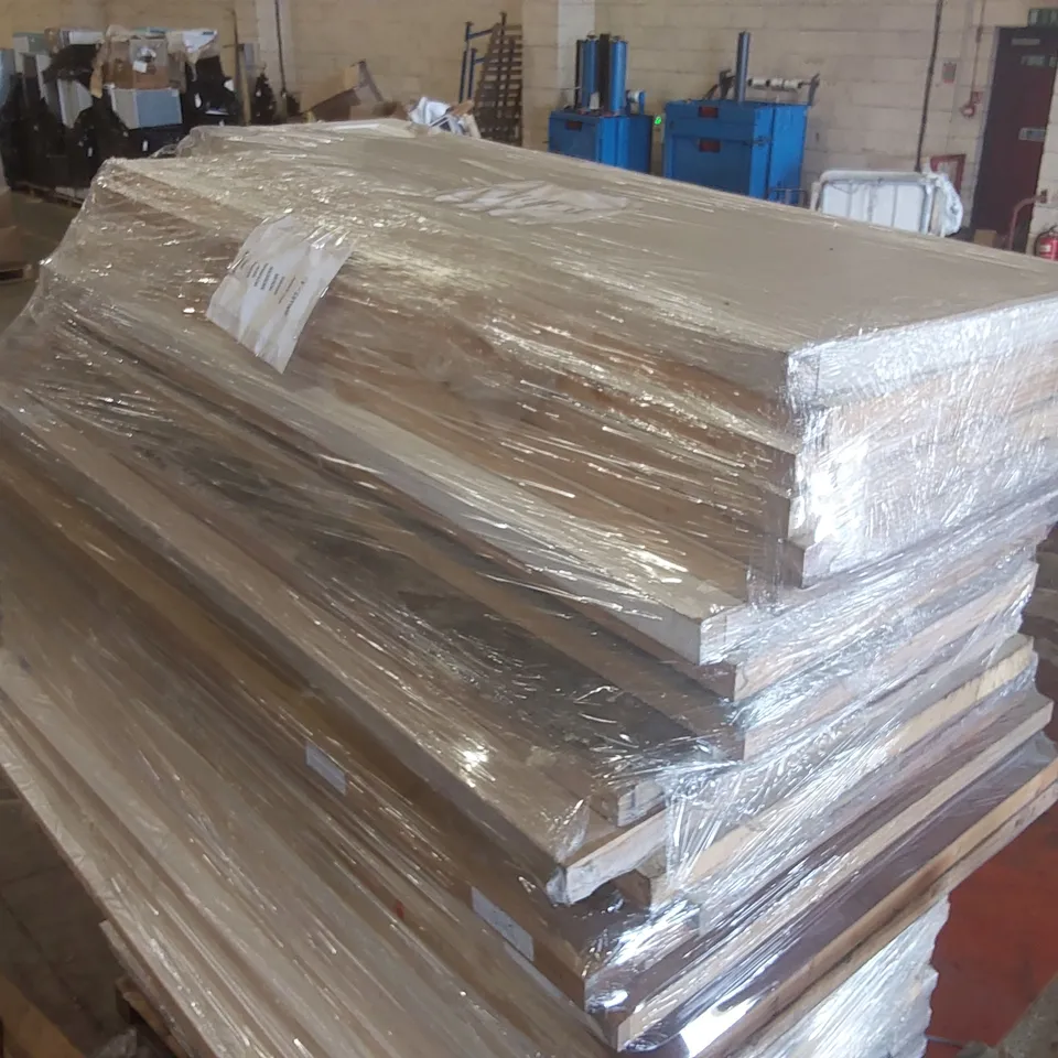 PALLET CONTAINING A VERY LARGE QUANTITY OF INTERNAL WOODEN DOORS 