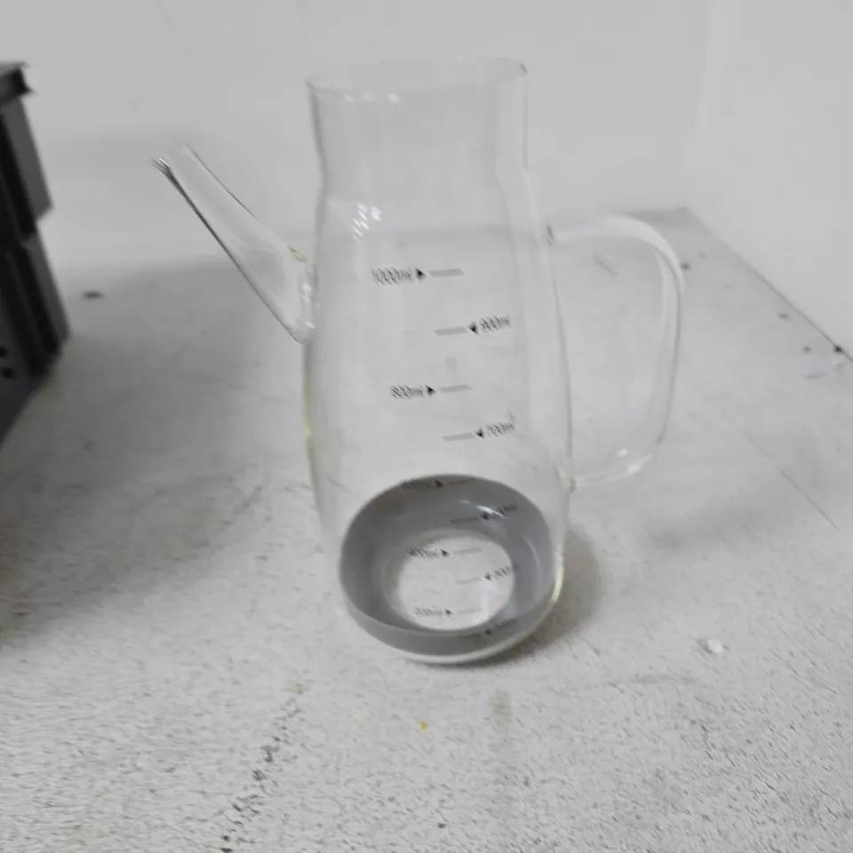 TOTE OF APPROXIMATELY 10 ASSORTED FRAGILE ITEMS TO INCLUDE: GLASS MEASURING JUG 