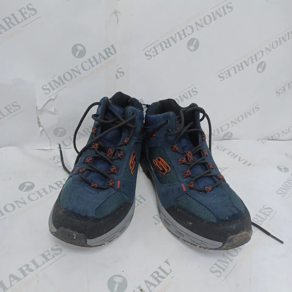 BOXED PAIR OF SKECHERS BOOTS IN NAVY SIZE 8