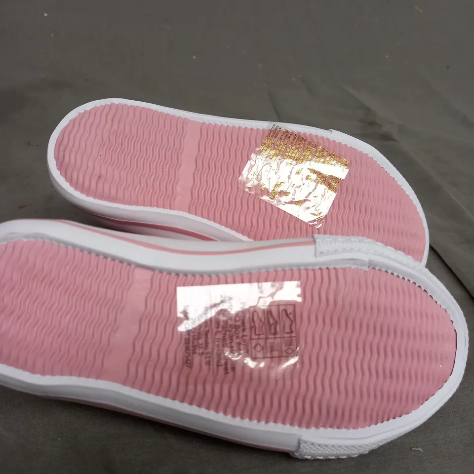 BOX OF APPROXIMATELY 8 PAIRS OF PINK AND WHITE JUNIOR SHOES 