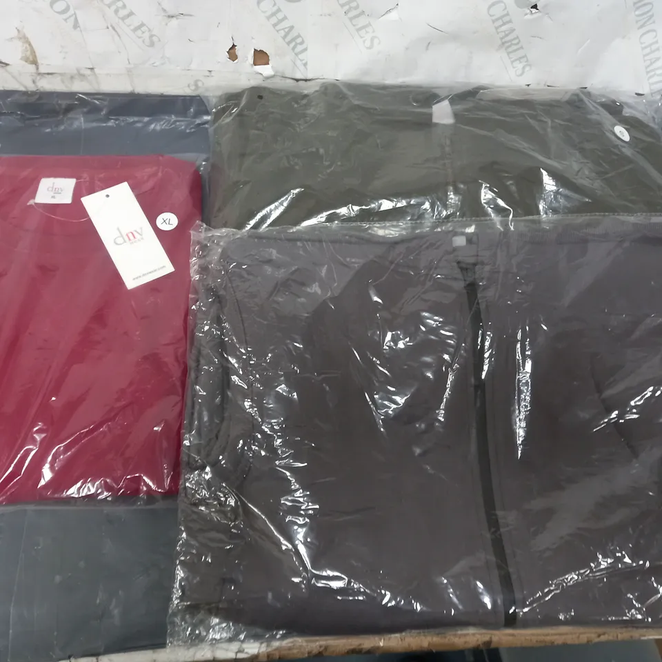 APPROXIMATELY 12 ASORTED CLOTHING ITEMS TO INCLUDE JUMPERS, TRACXKSUITS IN VARIOUS COLOURS & SIZES