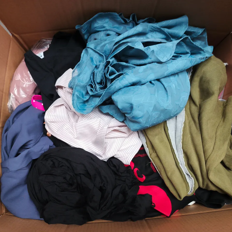 APPROXIMATELY 35 ASSORTED CLOTHING ITEMS IN VARIOUS SIZES, STYLES & COLOURS TO INCLUDE BRANDS SUCH AS MAX ATHLETE, L.L BEAN, HALARA, ETC - COLLECTION ONLY