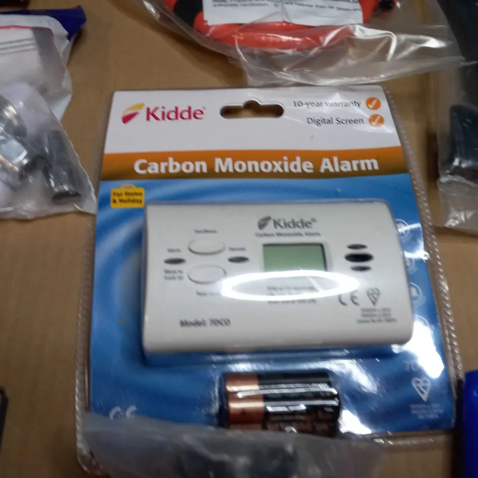 LOT OF APPROX 10 ASSORTED HOUSEHOLD/DIY ITEMS TO INCLUDE: LARGE HINGE/BRACKETS, BOXED LED STRIP LIGHTS, LARGE DRILL BIT